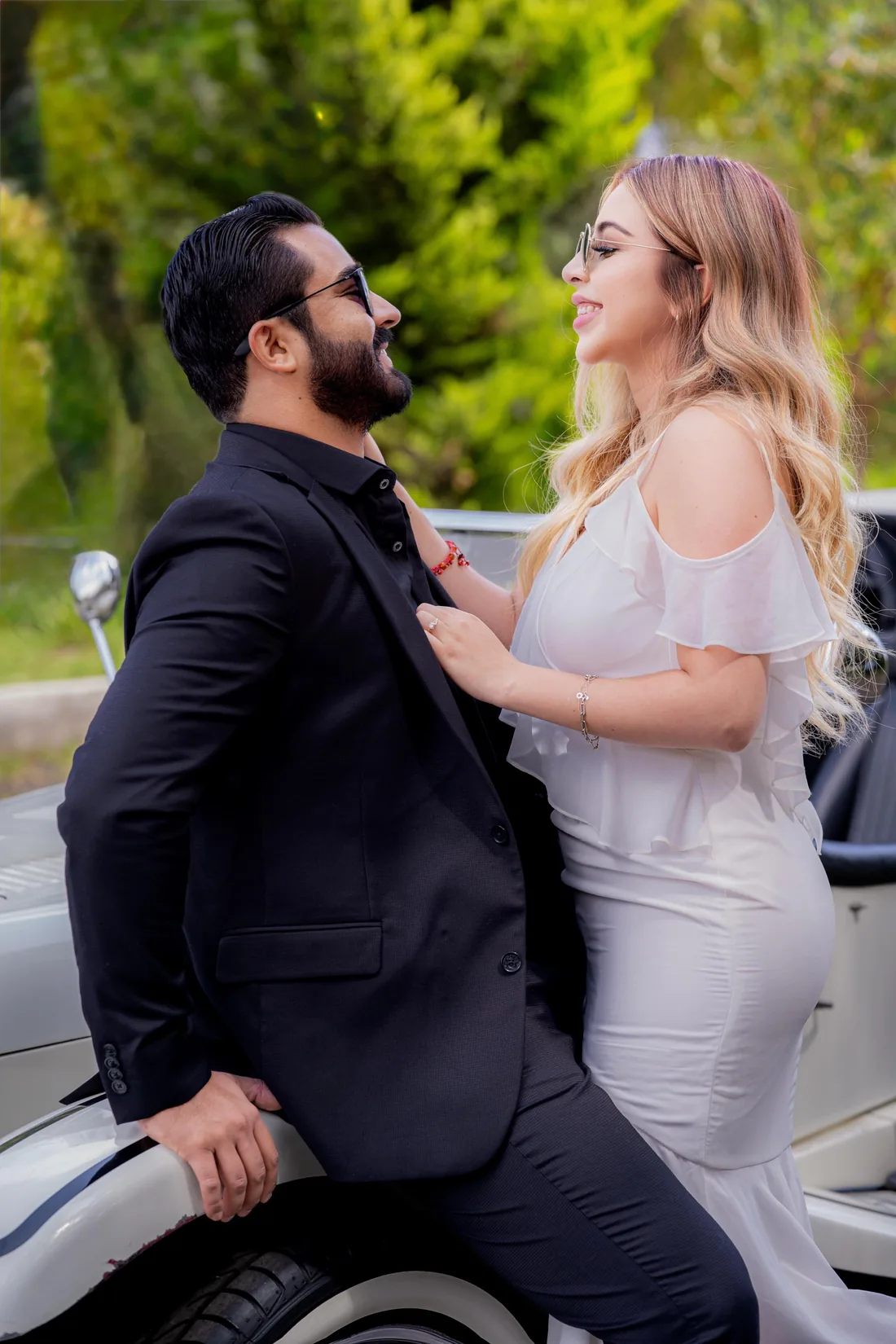 Andrea y Octavio abrazados junto al coche